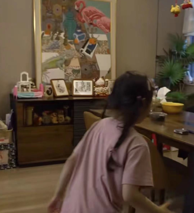 范志毅罕晒千万豪宅,与6岁女儿玩足球,小17岁娇妻貌美又贤惠