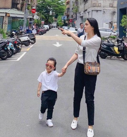 伊能静带女儿出游,7岁米粒晒黑不少,穿粉裙做美甲引热议