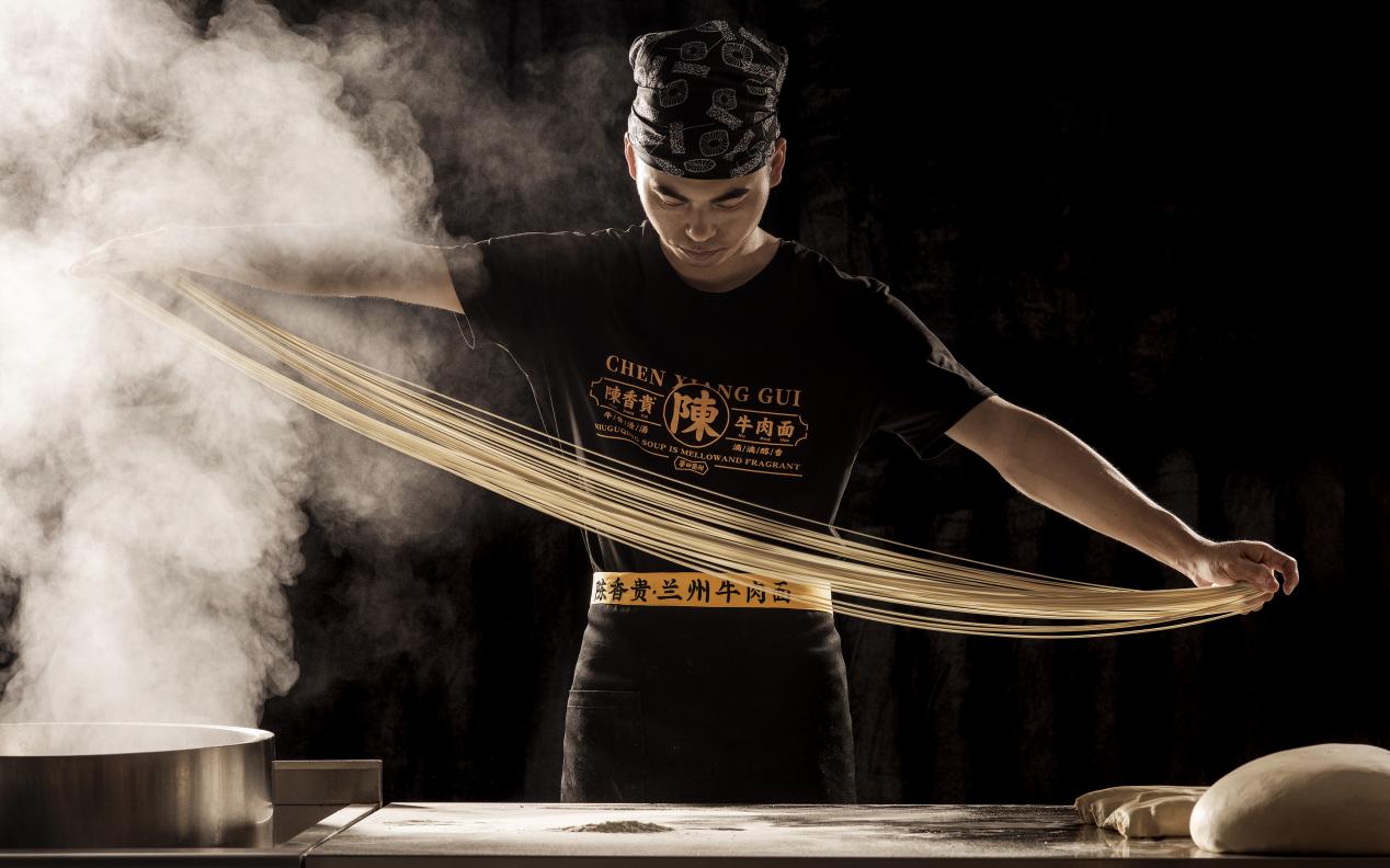 陈香贵斩获多项荣誉,在兰州拉面赛道绽放光彩