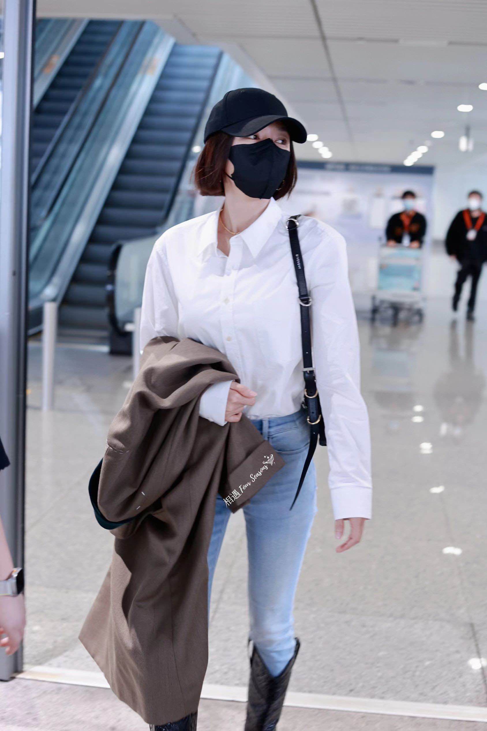 秦岚厉害了,机场图不p就放出来,只穿简单的衬衫也很显高级