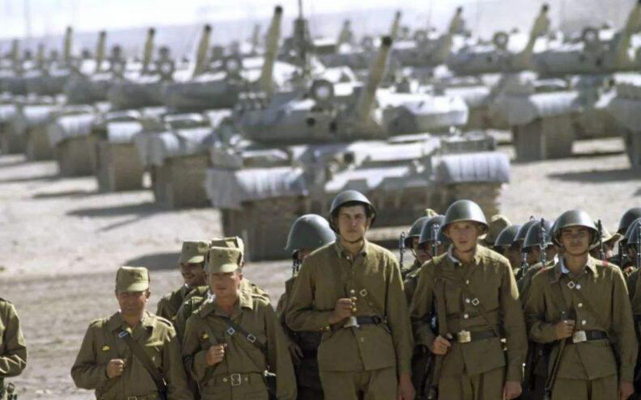 古巴危机认怂,阿富汗战争被困,苏联陆军怒发冲冠:8天横扫欧洲