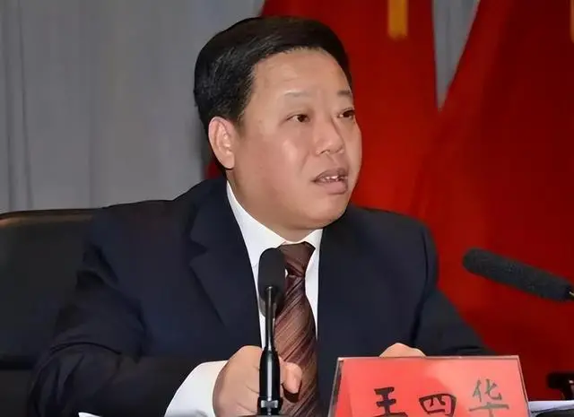 案例:"双面书记"王四华:提拔有前科下属,热衷作秀贪961万