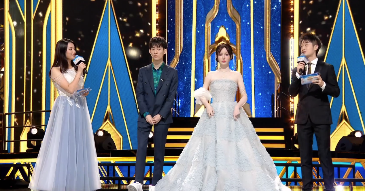 王者荣耀主播天赐成为星光代言人,辣辣白色晚礼服吸睛无数