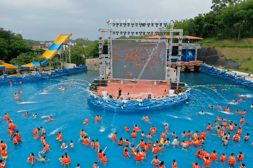 大庆一水上乐园挤满戴泳圈游客,景区限流,卫生局:常做水质检测