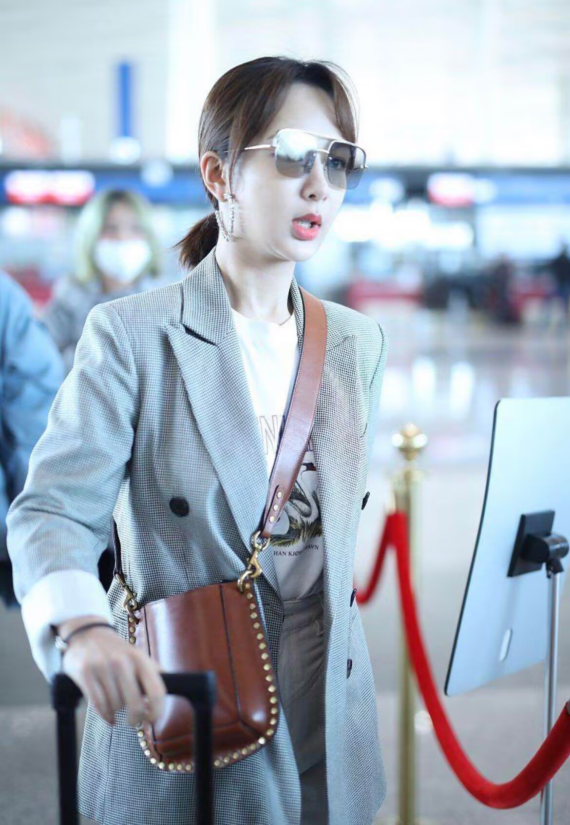 杨紫这组机场生图太圈粉了,只穿简单的西装,也能美成焦点!