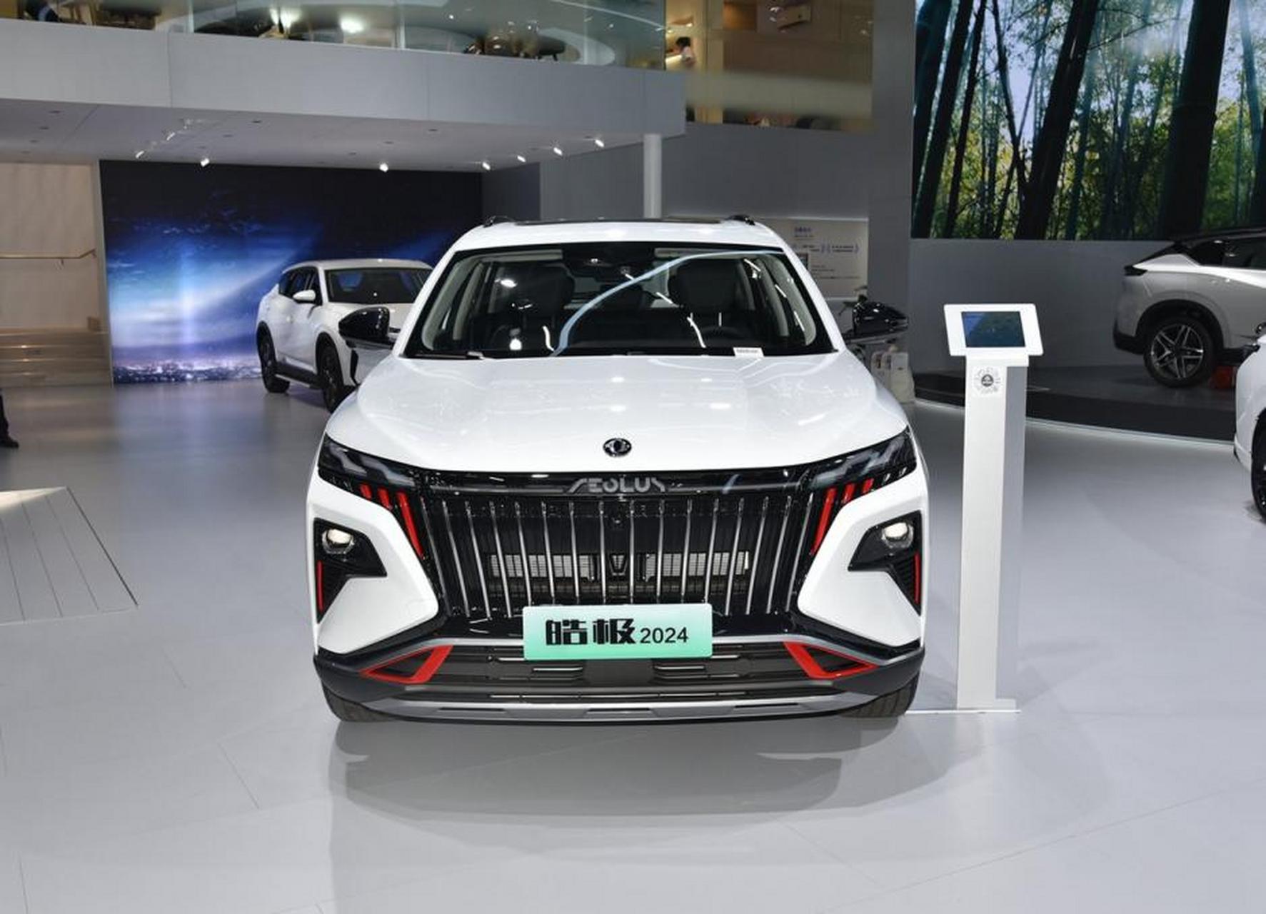 东风风神皓极是一款拥有高颜值和时尚内饰的国产车,两款车型售价12.