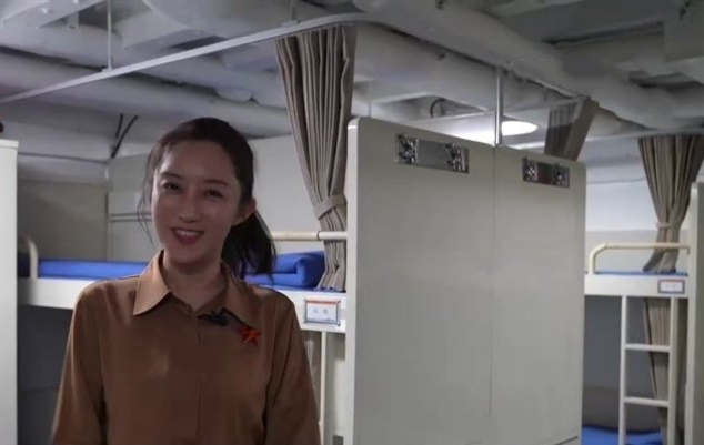 国产航母山东舰内部舱室亮相?两层铺还有冰淇淋,美国航母3层铺