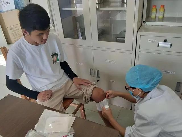 学校校医是什么水平