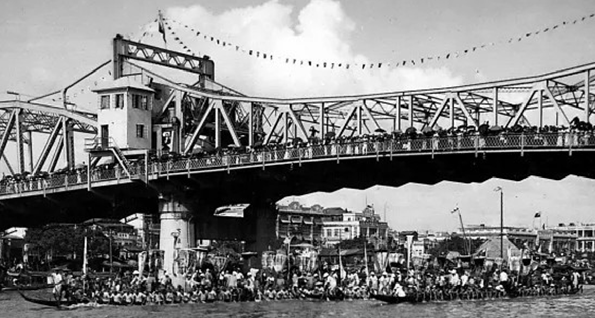 解放广州,蒋军用400箱炸药,专挑人多时炸桥,现场惨绝人寰