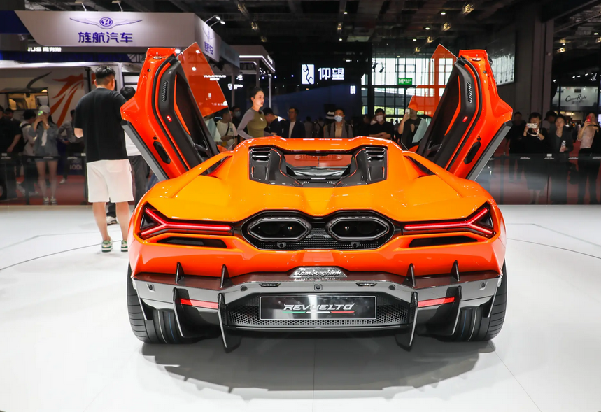 10活塞碳陶卡钳 无框剪刀门,兰博基尼revuelto等于插混版大牛