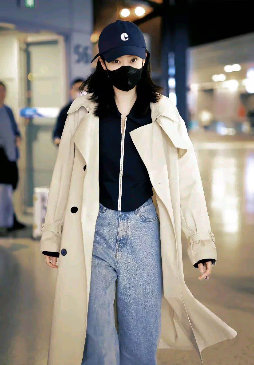 张小斐现身机场,穿搭简约也显高级,美成"焦点"!