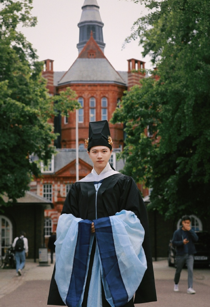 给中国"长脸"了!留学生穿汉服拍毕业照,比西方学士服好看太多