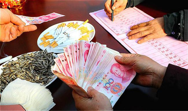 一男子去山东吃席,喝3杯52年茅台便离桌,起身后却说:走不了