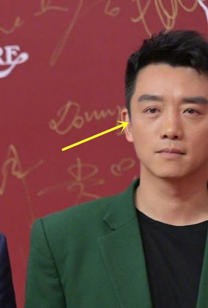 郑恺现身酒吧参加聚会,醉酒脸红眼神迷离,大方嗨唱心情好