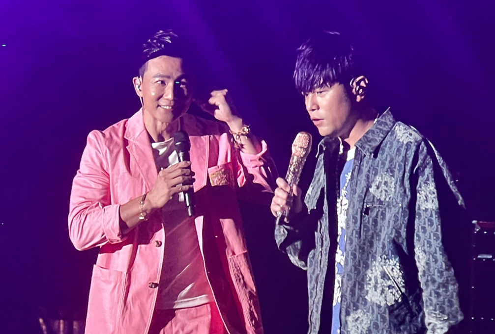 郭艾伦晒与周杰伦刘畊宏合照,周董晒黑不少,与刘教练同台跳操