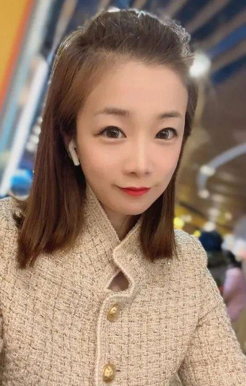 cba"颜王"杨鸣的婚姻陷入风波,妻子唐佳良在微博发布离婚信息,引发