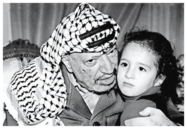 阿拉法特离奇身亡,留下60亿美元遗产,他的娇妻和女儿到手多少?