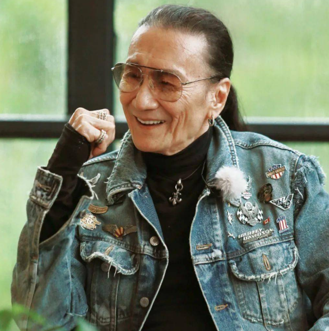 86岁谢贤与郑少秋同框,皮衣紧身裤显精神,后者76岁老态尽显