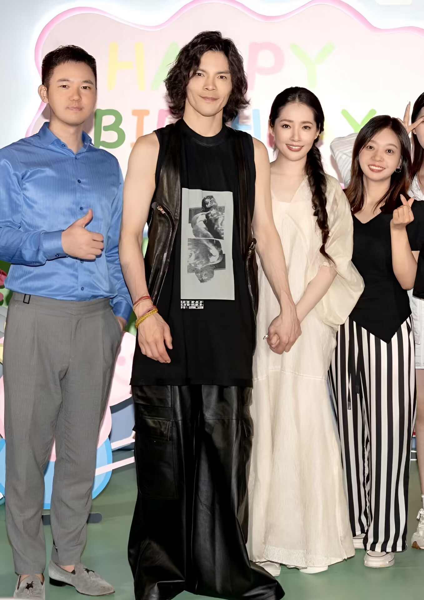 向佐郭碧婷为二胎儿子办周岁宴,儿子肉嘟嘟,郭碧婷依旧很美