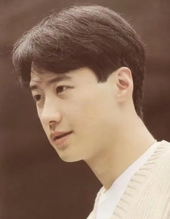 57岁黎明素颜近距离怼脸拍视频:皮肤白净状态佳,手指修长好抢眼