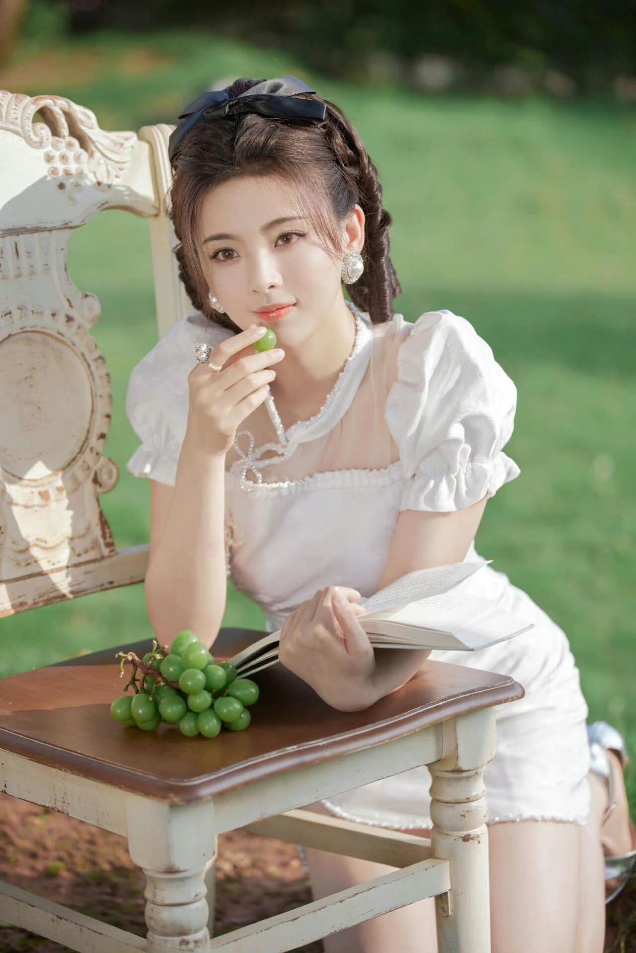 杨超越太适合穿旗袍了,旗袍一上身,她就是温柔的民国大小姐!
