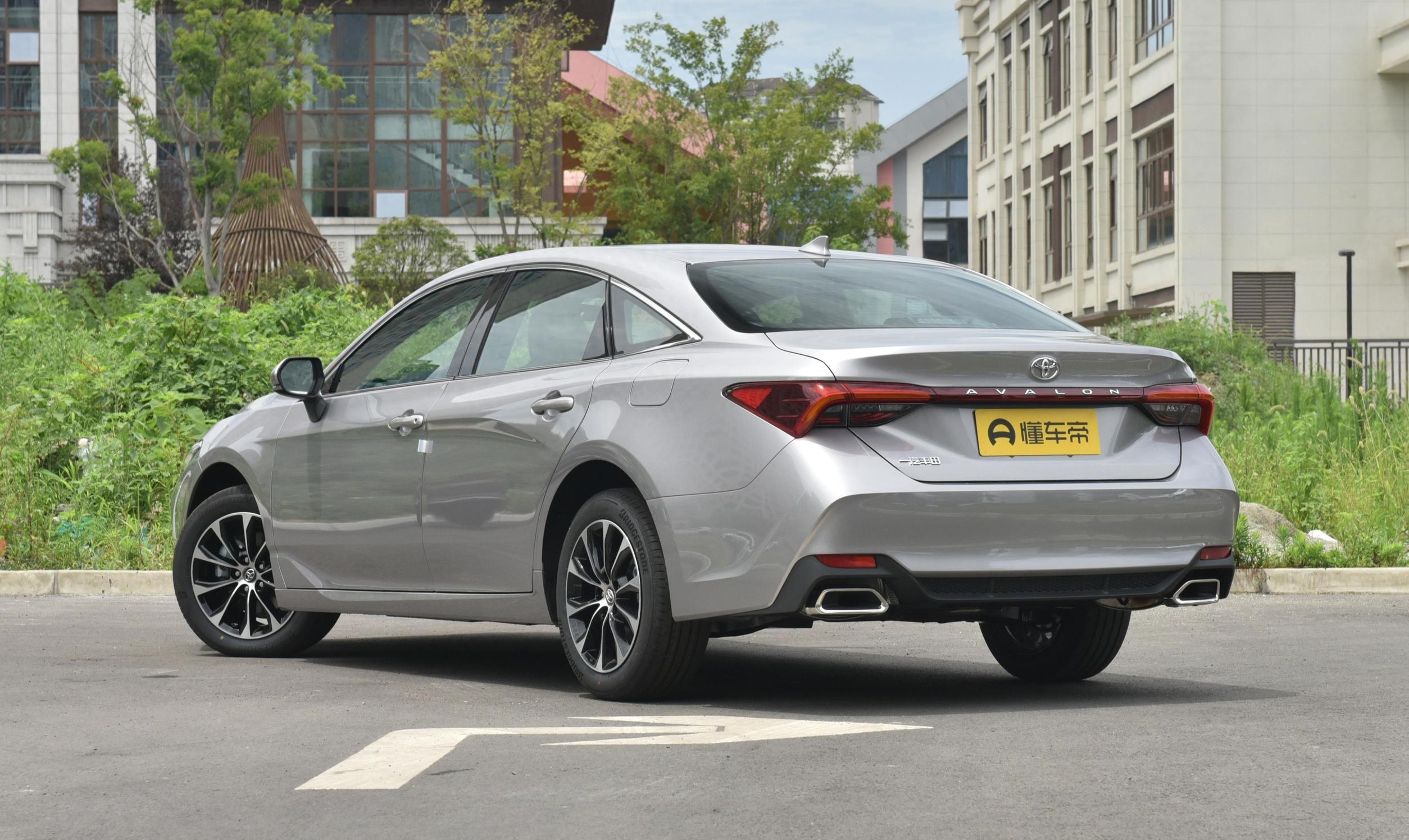 丰田亚洲龙最低配车型,优惠力度大,配2.0l发动机,家用怎么样?