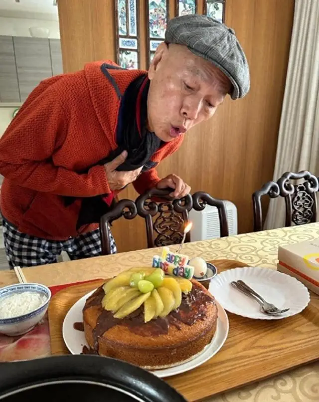 罗家英汪明荃恩爱同庆77岁生日,简单布置却满溢甜蜜!