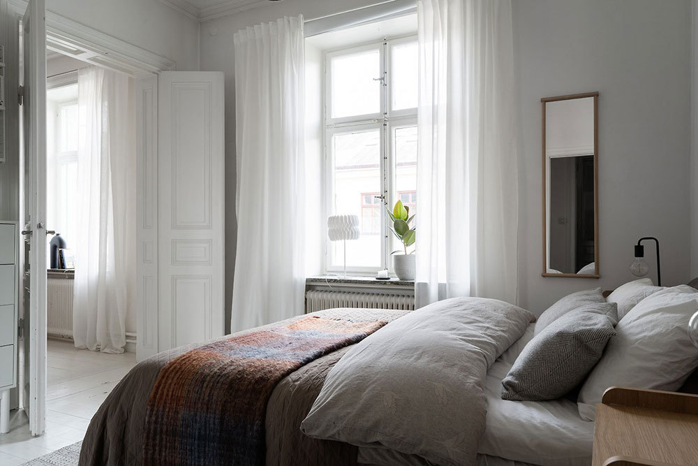 57㎡实用小户型,白墙浅色地板加黑色装饰点缀,越简单越耐看