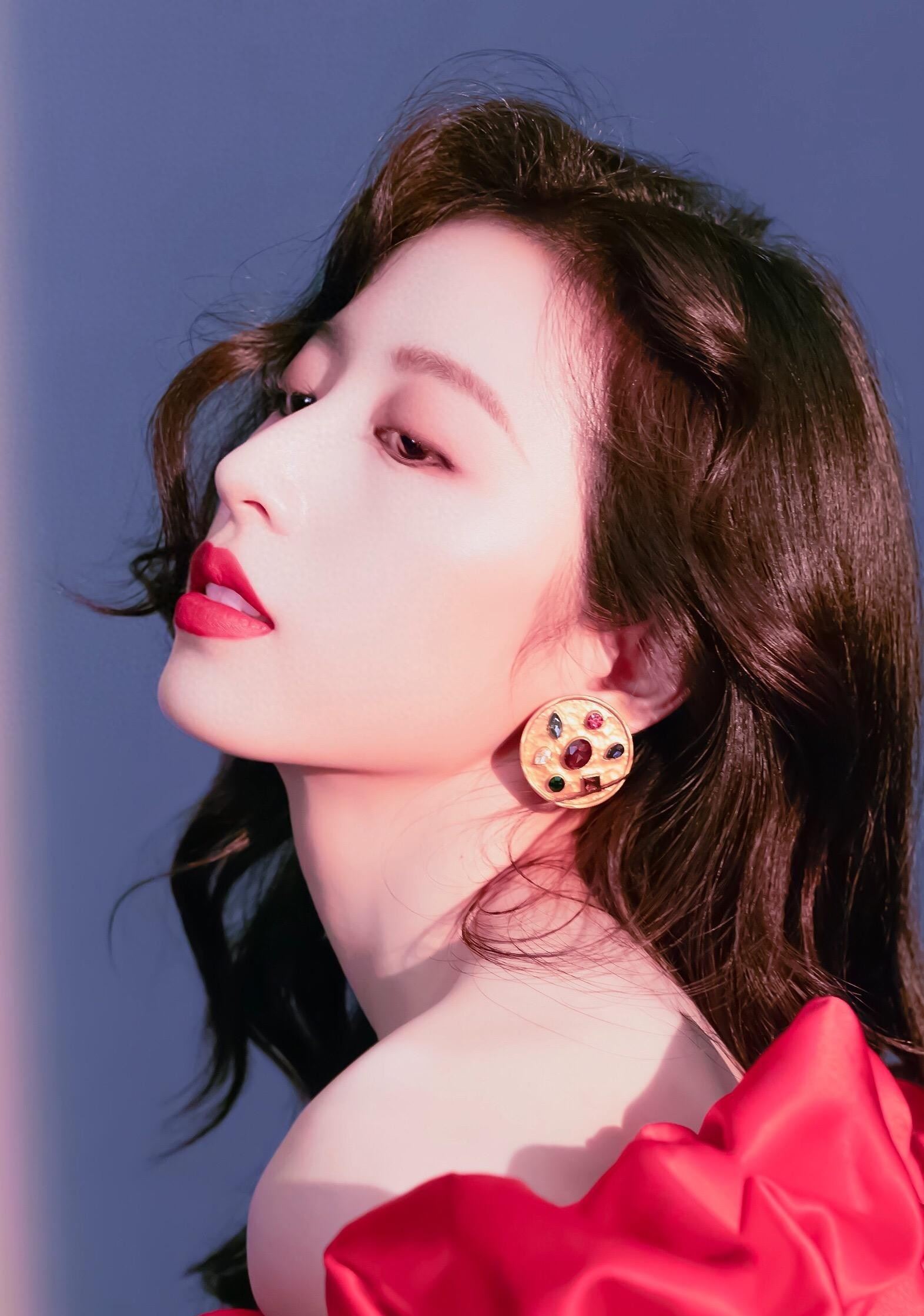 舞台魅力无限!29岁周雨彤,性感女神引爆视觉盛宴!