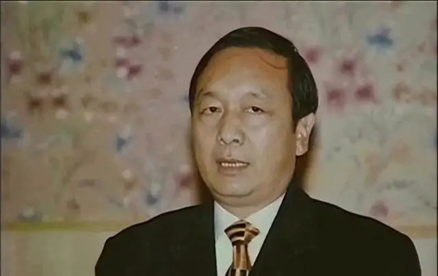 案例:安徽贪官:刘俊卿自恋自大,豪掷70万建雕像,情妇多达70位