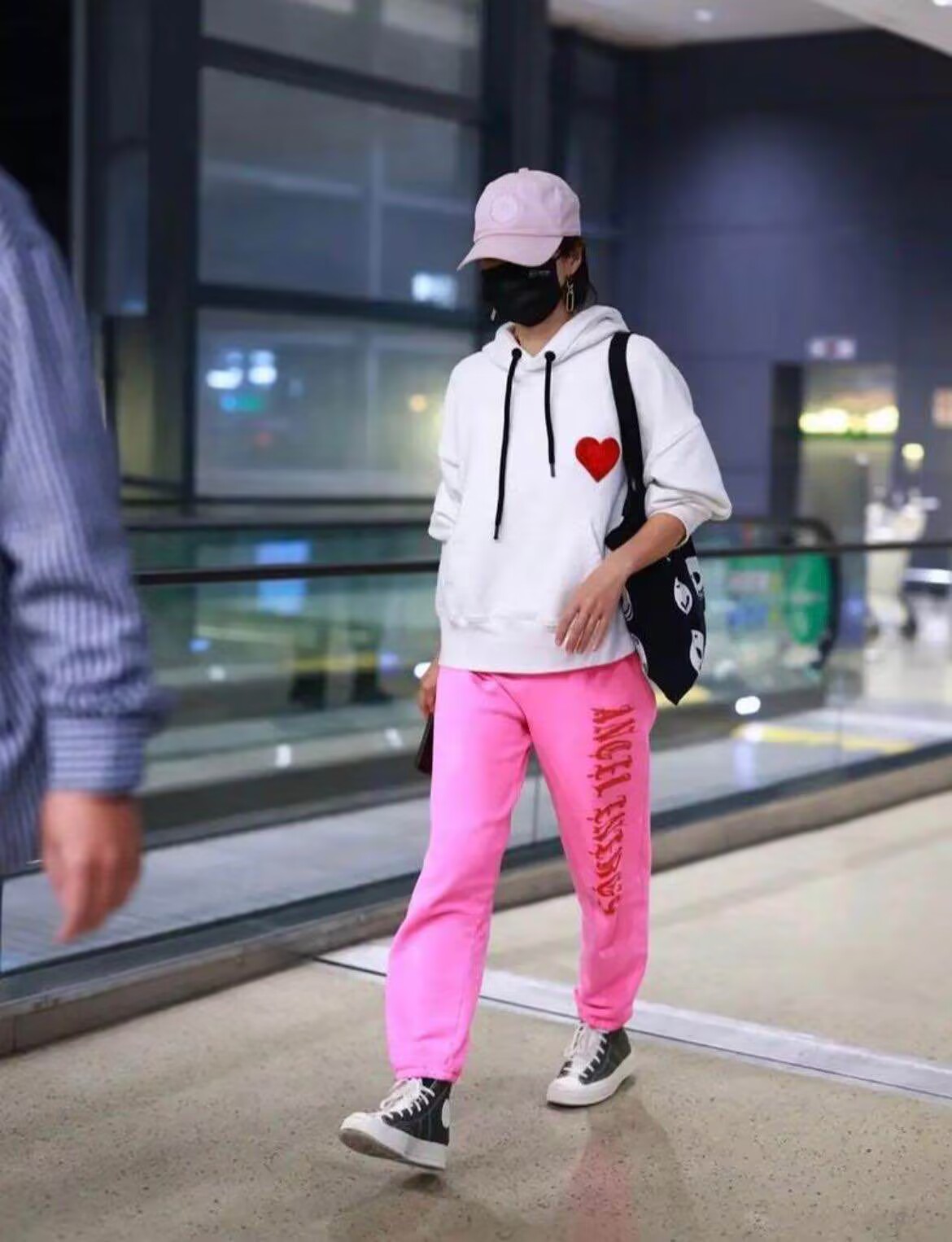 马伊琍厉害了,穿卫衣还配"粉裤子",走机场赚饱眼球!