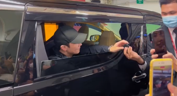 57岁黎明素颜近距离怼脸拍视频:皮肤白净状态佳,手指修长好抢眼