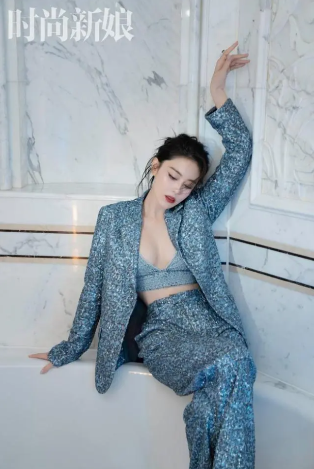 张馨予性感写真引热议,挑战穿着底线,穿着成争议焦点