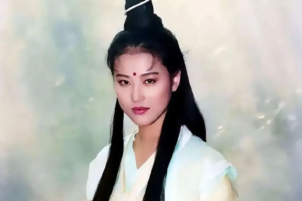 56岁周海媚独居北京与狗为伴,曾和吕良伟黎明有段三角恋