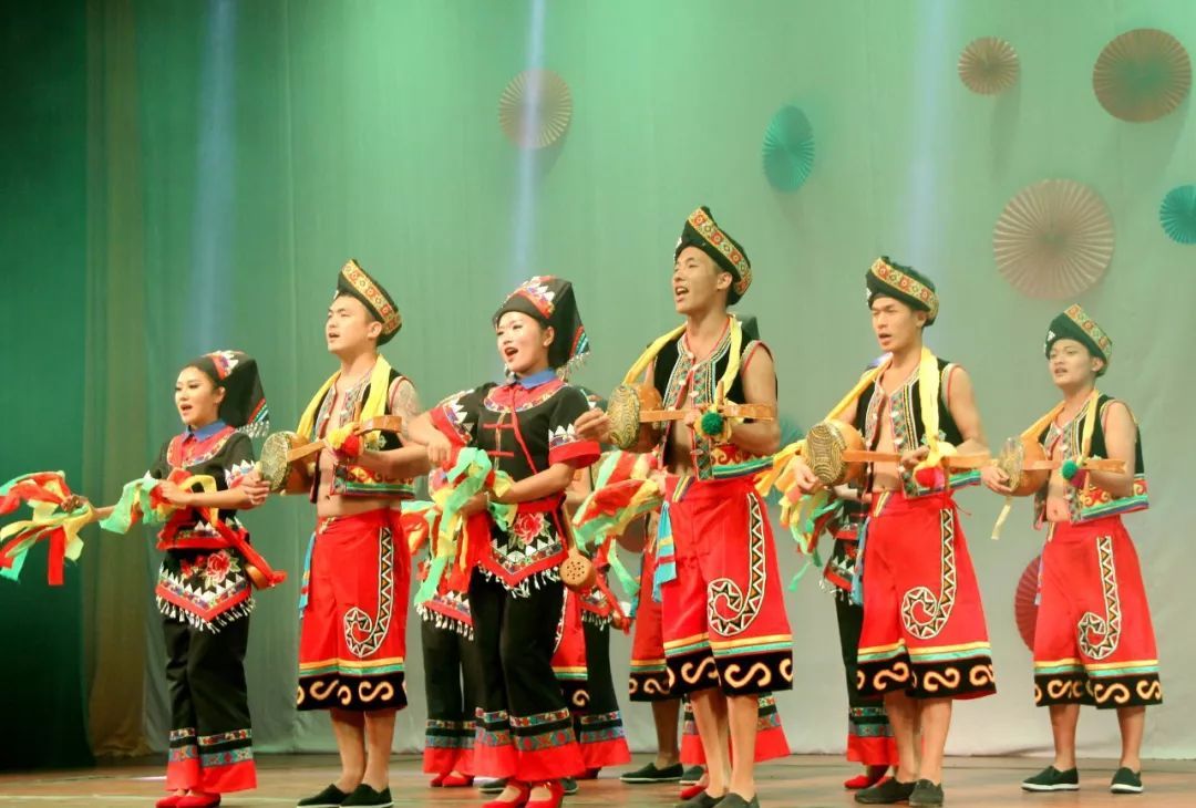 游镇康县南伞跨国溶洞再带点坚果回家,吃饭就干德昂族竹宴席