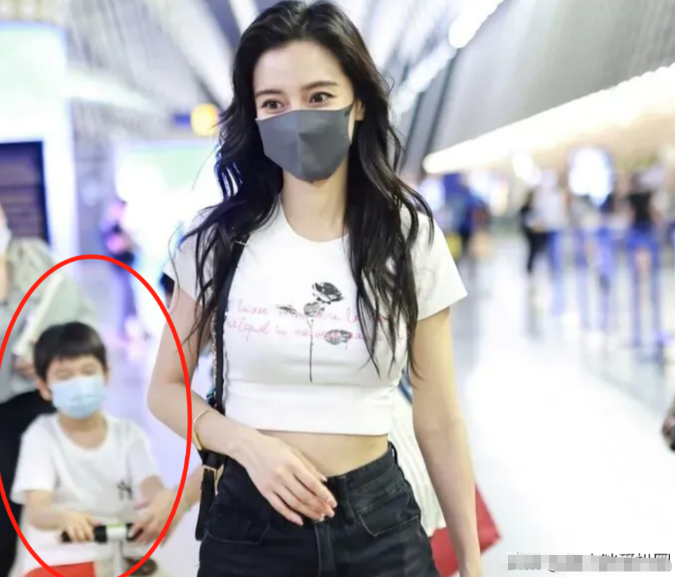 baby带儿子巴黎看秀,6岁小海绵正面照曝光,锅盖发型脚穿万元鞋