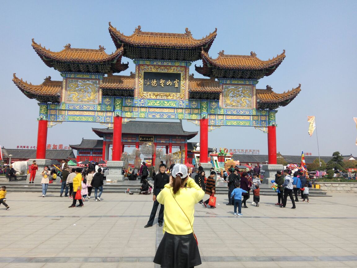 大妈扯下祈愿树红绳反复售卖,游客:太不厚道了,影响游玩的心情