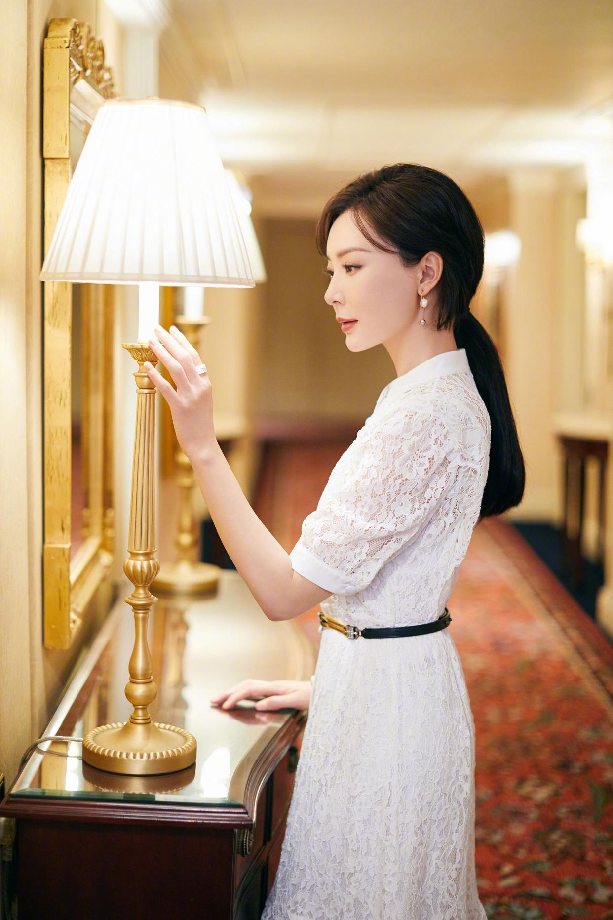 45岁的陈数气质一绝,白衬衫搭配西装裙,尽显女性的成熟美