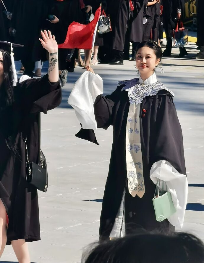 现在的留学生真会"玩",用云肩搭配学士服,毕业典礼美出圈!