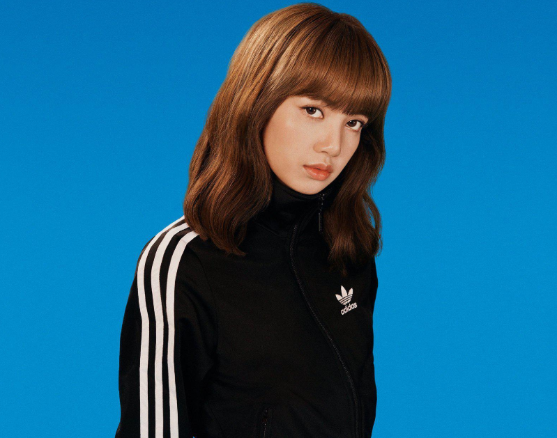 lisa罕见无刘海造型,5指宽额头白到反光,紧身露背装尽显好身材