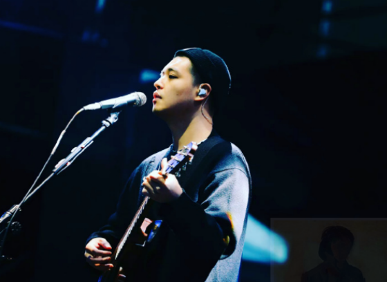 小清新恋情!马頔和李纯同游迪士尼甜蜜合影