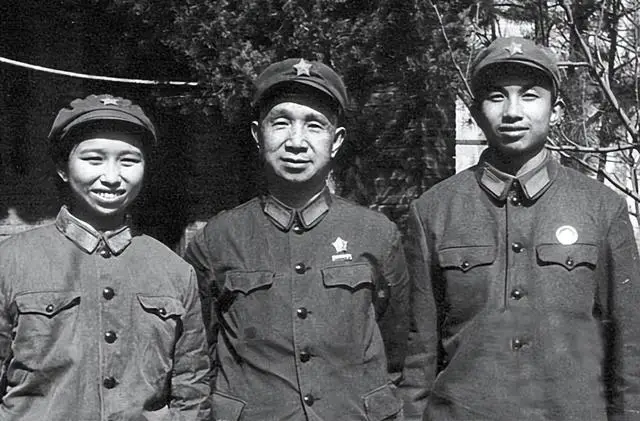 粟裕的次子粟寒生,出身于海军,成为中国远洋公司副总经理