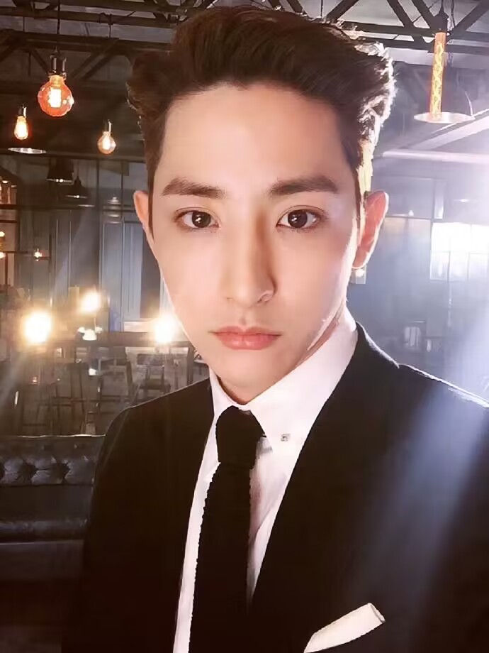 真奇怪!韩国的男明星怎么都是"发面馒头"?