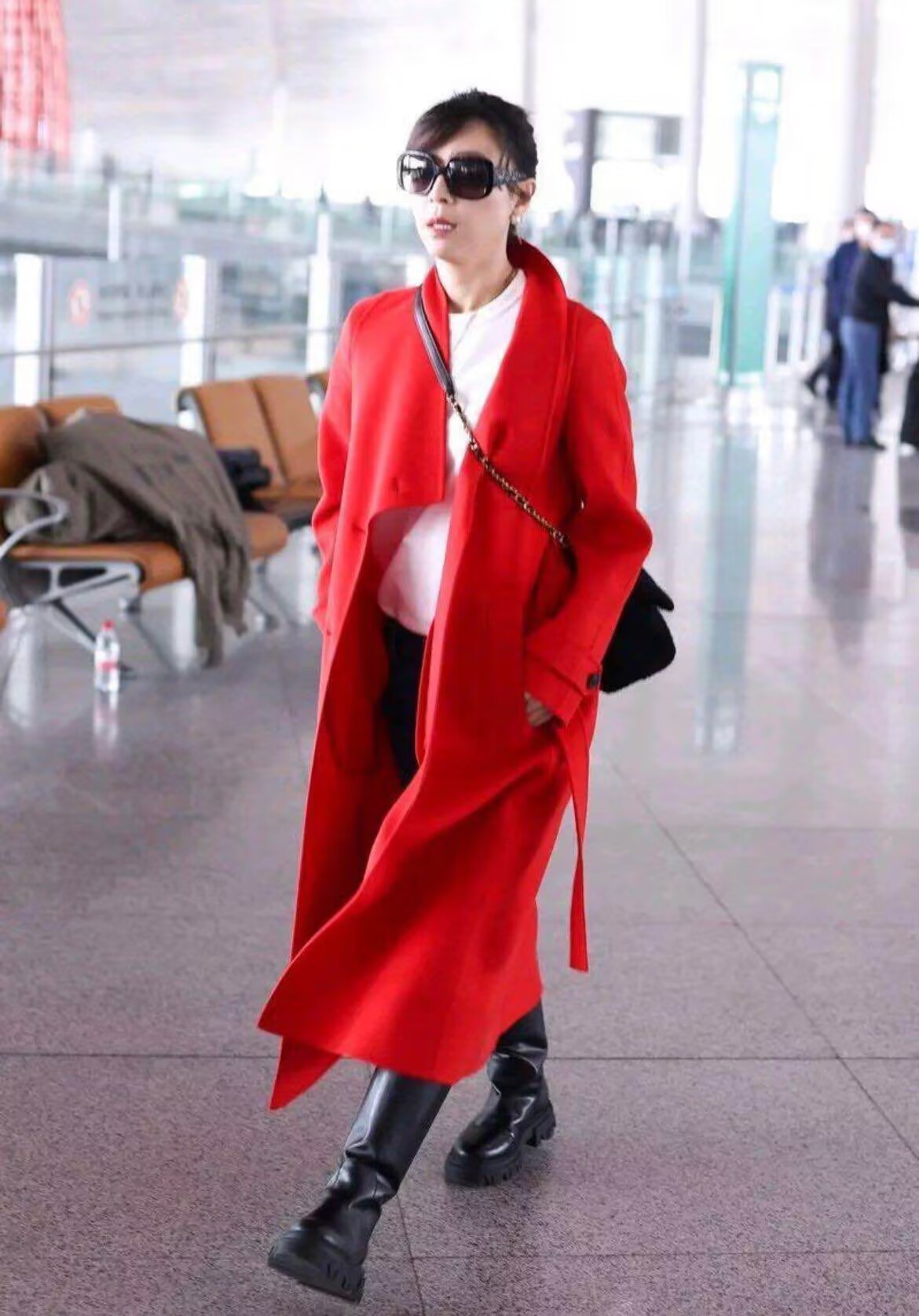 张静初还是这么美,把牛仔裤塞靴子里,仿佛走路都带风!