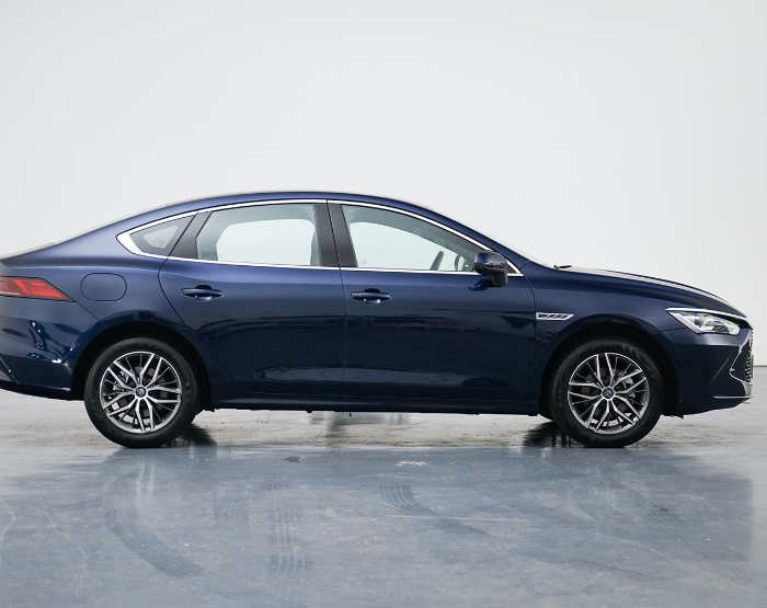 比亚迪秦 plus:高效节能的油电混合动力座驾