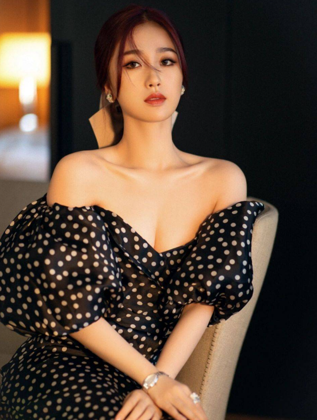 虞书欣晒新造型随拍!镂空超短裙展现火辣身姿,事业线吸睛无数