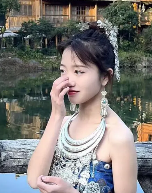 《变形记》梁小友21岁当母亲,孕后4个月领证,李勒优仍在读大学