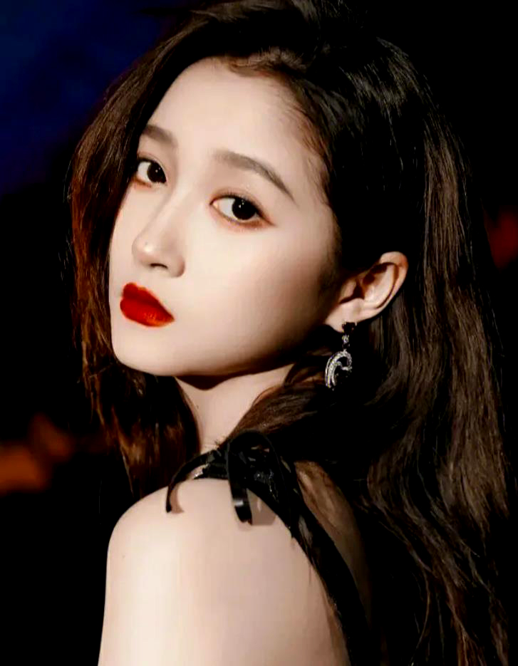 当26岁关晓彤跟33岁金晨站在一起,我才彻底明白,什么叫顶级骨相