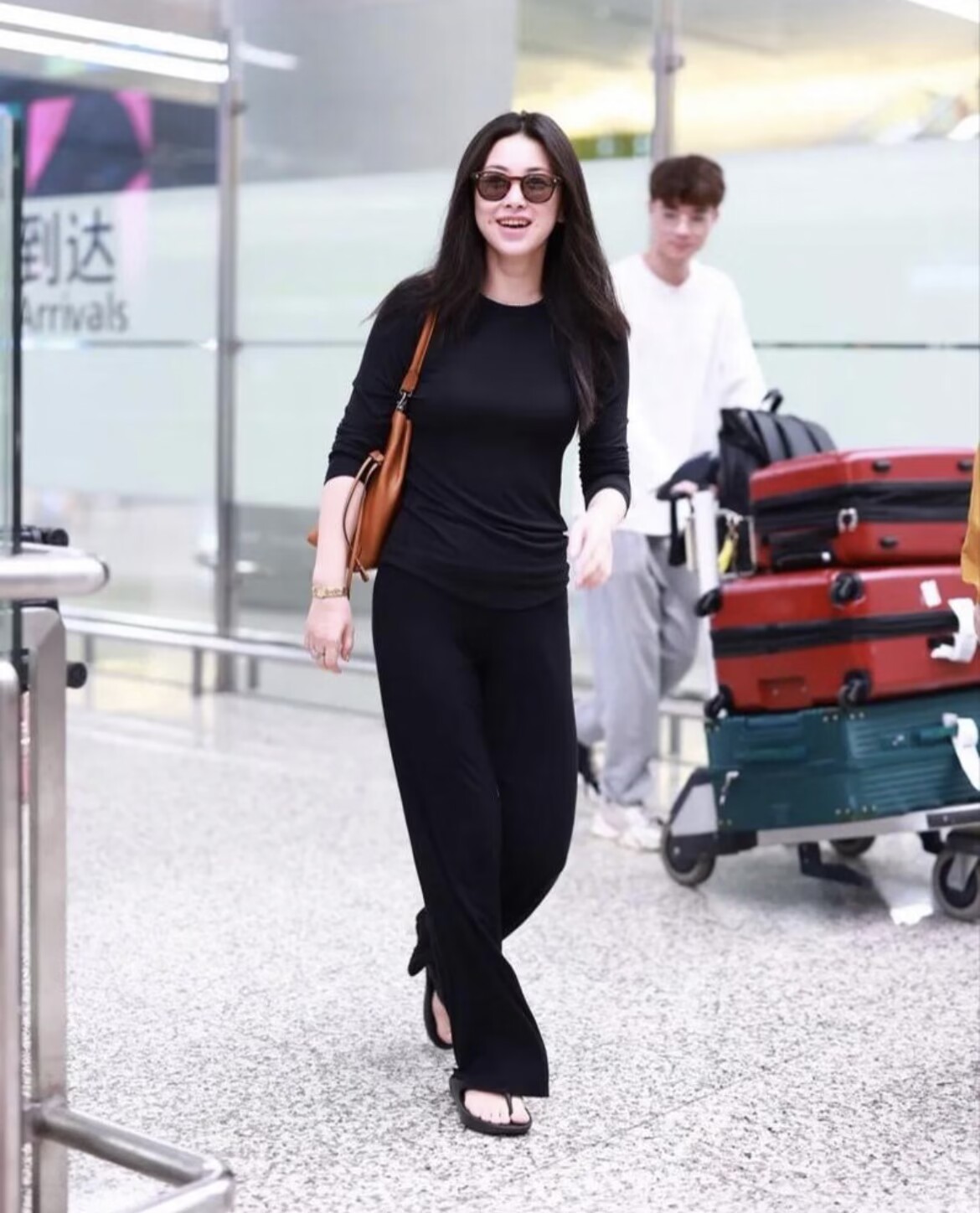朱珠现身机场,穿搭时髦仿佛走路都"带风",真不像娃儿妈