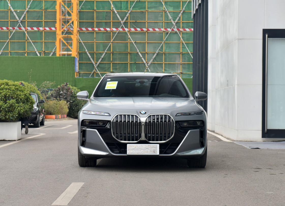 宝马730li来了,天使眼大灯被取消,落地价格140万